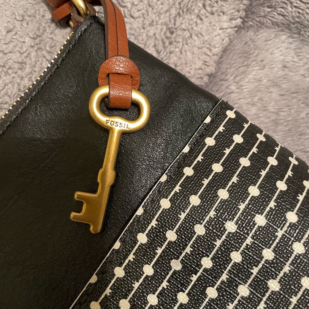 Perfect condition Fossil crossbody purse. Lots of pockets. Great condition